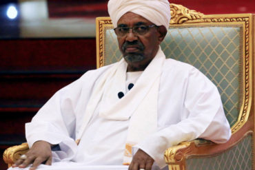 ¡SEPA! El expresidente sudanés Omar al Bashir comparece ante un tribunal que lo juzga por “corrupción”