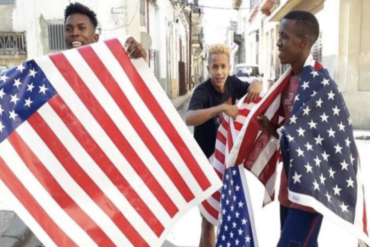 ¡TERRIBLE! Así fue detenido este joven cubano por ondear la bandera de EEUU en La Habana (+Videos)