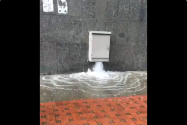 ¡QUÉ DESPERDICIO! Así se desborda el agua en la Av Francisco de Miranda mientras zonas de Caracas siguen sin el servicio (+Video)