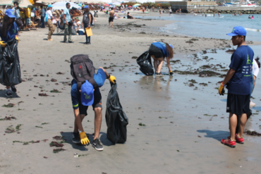 ¡EJEMPLO! Voluntarios venezolanos limpian playas en Lima para dar las gracias a Perú por su solidaridad