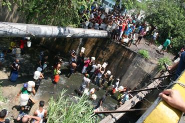 ¡TERRIBLE SITUACIÓN! Ciudadanos desesperados buscan agua en el río Madre Vieja de Aragua (+Fotos)