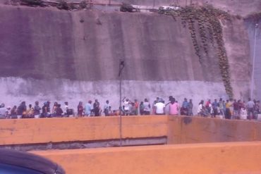 ¡A LO QUE LLEGAMOS! Personas toman agua que se desborda por las paredes del túnel de El Paraíso (+Videos)