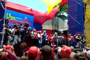 ¡POR FAVOR! Sin luz, sin agua, sin comida y sin medicinas, pero los chavistas bailaron en una “salsoterapia” frente a tarima del Inces en Caracas