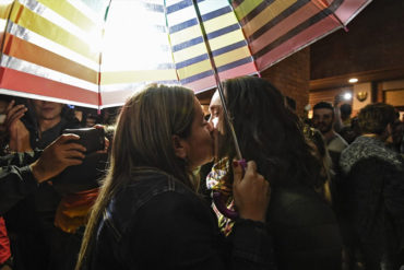 ¡HITO HISTÓRICO! Parejas del mismo sexo podrán adoptar y formar una familia en Chile tras aprobación de la ley
