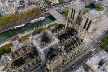 ¡LE MOSTRAMOS! La devastación que dejó el incendio de la Catedral de Notre Dame visto desde un drone a 360° (+Video)
