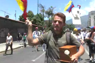 ¡DESGARRADOR! Un señor marcha en Caracas con las cenizas de su pequeña hija (murió por la crisis humanitaria)