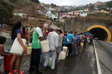 ¡QUÉ MISERIA! La triste imagen del día: Las colas en Caracas ahora son por agua