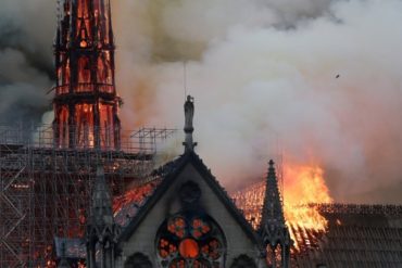 ¡SOSPECHOSO! Ataques a varias iglesias en Francia siembran dudas sobre la causa del que consumió a la catedral de Notre Dame