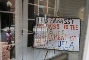 ¡ENTÉRESE! Detienen a tres personas durante una protesta frente a la embajada de Venezuela en Washington