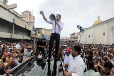 ¡SEPA! Guaidó se dirigió a los venezolanos desde el techo de su carro y con un megáfono (Denunció que «secuestraron» sus equipos +Video)