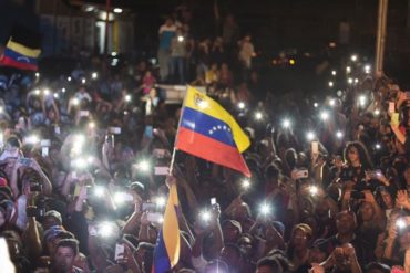 ¡INDETENIBLES! Por más de 5 horas y sin luz, ciudadanos de Punto Fijo esperaron la llegada de Guaidó (+Fotos + Video)