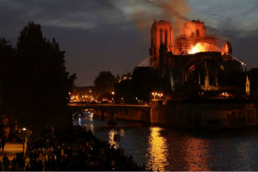 ¡LO ÚLTIMO! Bomberos confirman que la estructura de la catedral de Notre Dame “está a salvo”