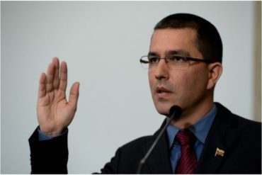 ¡TODO UN DIVO! Arreaza le hizo el feo a los periodistas y no dio declaraciones a su salida de reunión con secretario general de la ONU (+Video)