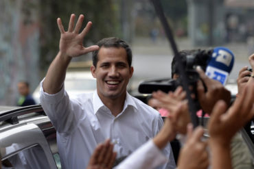 ¡SÉPALO! Guaidó entregó ayuda humanitaria en visita sorpresa al barrio José Félix Ribas de Petare este #12Abr (+Videos)