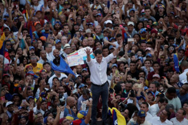 ¡VEA! Así fue como Guaidó logró montarse en una tarima entre un grupo de simpatizantes en Maracaibo (+Video)