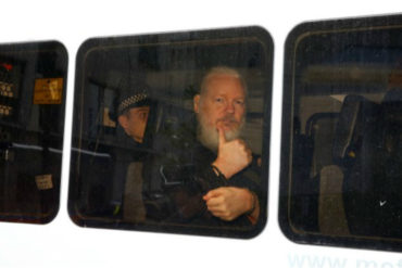 ¡ÚLTIMO MINUTO! Assange es declarado culpable por violación de la libertad provisional en Londres