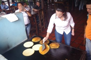 ¡MÍRENLA A ELLA! María Corina Machado hizo cachapas en su visita sorpresa a Cojedes (+Video)