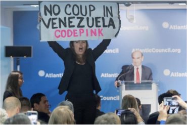 ¡EL SHOW DEL DÍA! Manifestante interrumpe declaraciones de Elliott Abrams este #25Abr: «No a un golpe de Estado en Venezuela» (+Videos)