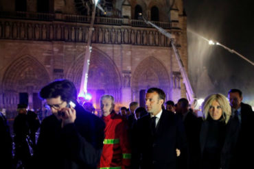 ¡SEPA! Macron promete reconstruir Notre Dame y anuncia una colecta internacional: Ya han donado 300 millones de euros (+Video)