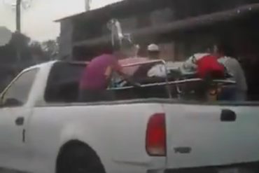 ¡A LO QUE LLEGAMOS! En una PICK UP trasladan a un paciente por falta de ambulancias en el país (+Video)