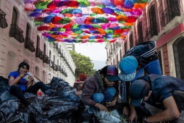 ¡SE LAS MOSTRAMOS! Las crudas imágenes que le quitan color a los famosos paraguas en el centro Caracas