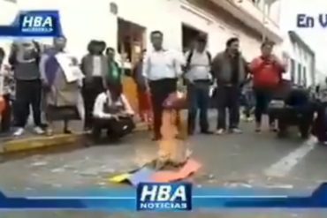 ¡VERGONZOSO! El indignante acto xenofóbico contra los venezolanos en Perú: Quemaron la bandera en plena calle (+Video)