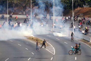 ¡QUE SE SEPA! Motorizado de la GNB habría arrollado a un joven en el Distribuidor Altamira este #30Abr (+Foto)