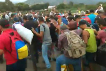 ¡ÚLTIMA HORA! Venezolanos rompieron piquete de la GNB en el puente Simón Bolívar para cruzar la frontera  (+Videos)