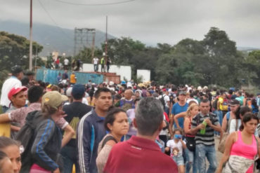 ¡DE FRENTE! Migración Colombia responsabiliza al «usurpador Maduro» de seguridad de migrantes que cruzan puentes bloqueados