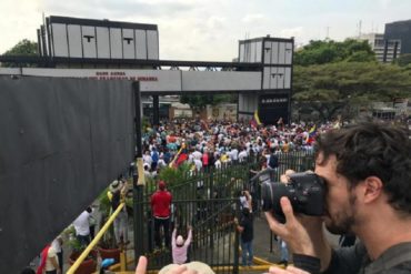 ¡HISTÓRICO! Ciudadanía logró abrir las puertas de la Base Aérea La Carlota, aunque luego fueron dispersados (+Foto +Videos)