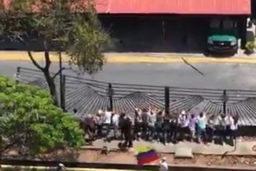 ¡SE LO MOSTRAMOS! Manifestantes en los alrededores de La Carlota tumban la reja de la base aérea (+Videos)