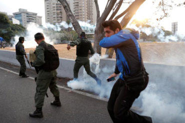 ¡ALERTA! Continúa fuerte represión contra Guaidó y los militares que lo respaldan; reportan heridos (+Fotos +Videos)
