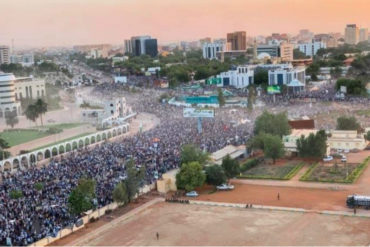 ¡OÍDO AL TAMBOR!  Miles de ciudadanos toman sedes del gobierno de Sudán exigiendo la renuncia de Omar Al Bashir: Piden el apoyo del ejército (+Fotos +Videos)