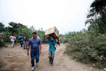 ¡ASÍ ESTAMOS! Venezolanos viajan a Colombia a comprar plantas eléctricas y velas para hacer frente a los apagones