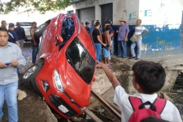 ¡INCREÍBLE! Vehículo cayó dentro de mega hueco en Guarenas