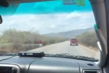 ¡QUE PELIGRO! A plena luz del día colocan obstáculos en la carretera Caracas-Puerto La Cruz para robar a quienes transitan (+Video)