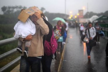 ¡TE CONMOVERÁ! Migrantes venezolanos que no pueden pasar a Ecuador se refugian en parques de Bogotá (+Video)