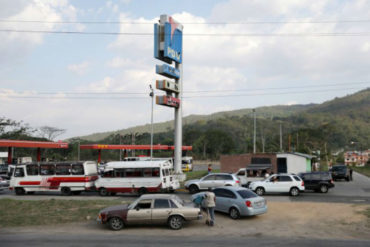 ¡LAS CONTRADICCIONES! Militares controlan las largas colas por gasolina que Pdvsa asegura son «Fake News»