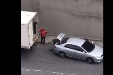 ¡VEA! En Barquisimeto pasan las cajas del CLAP desde camiones «bolivarianos» a carros particulares (+Video)