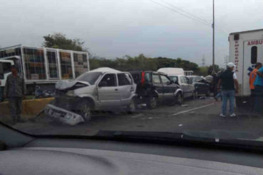 ¡VEA! Accidente en la ARC tras colisión múltiple de vehículos que esperaban para surtir gasolina (+Fotos + Video)