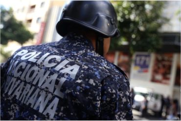 ¡PERO QUÉ JOYITA! Un PNB le dio un “cachazo” con la pistola a su esposa, también policía, en pleno día de las madres