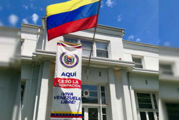 ¡DIRECTO! “Aquí cesó la usurpación”: El cartel que cuelga de la Embajada de Venezuela en Washington tras finalizar la “toma”