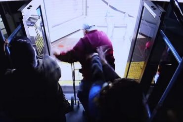 ¡TERRIBLE! Fallece un anciano que fue empujado por una mujer desde un autobús: Fue acusada de asesinato (+Video)