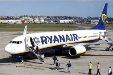 ¡INSÓLITO! Un hombre intentó abrir la puerta de un avión en pleno vuelo al grito de «los mataré a todos»