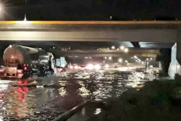 ¡COMO UNA LAGUNA! Fuertes lluvias de este #28May inundaron el Distribuidor Altamira (+Fotos +Video)