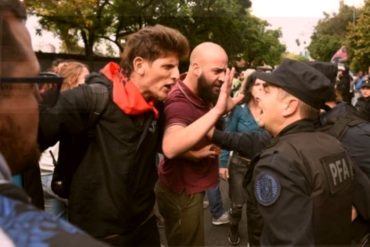 ¡GRAVE! Enfrentamiento entre venezolanos e izquierdistas frente a embajada venezolana en Argentina (+Fotos +Video)