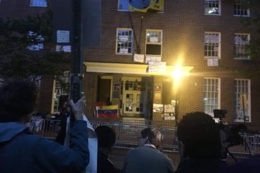 ¡LE MOSTRAMOS! Así llegaron las autoridades para romper los candados en la Embajada de Venezuela en EEUU (+Video)