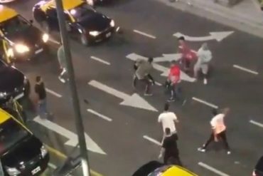 ¡SEPAN! Escandaloso video muestra la trifulca entre repartidores venezolanos y taxistas argentinos en Buenos Aires (+Nuevos datos)