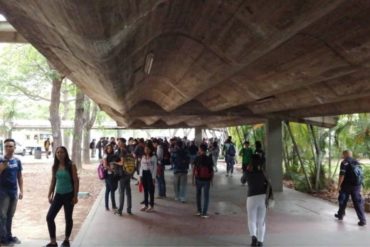 ¡ATENCIÓN! Denuncian que lanzaron una bomba lacrimógena en la Escuela de Derecho de la UCV