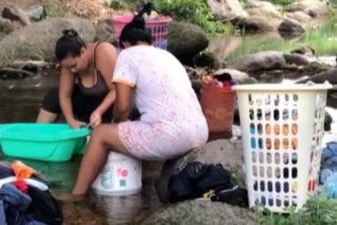 ¡QUÉ TERRIBLE! Carabobeños lavan y se asean en un río ante la falta de agua: “Estoy destruida” (+Fotos)